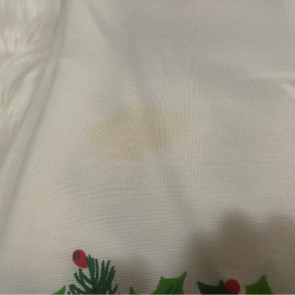 Vintage Christmas tablecloth 58” x 86” holly red & green - Picture 7 of 8
